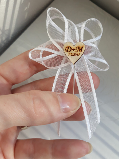 Bílý vývazek se srdíčkem s monogramy