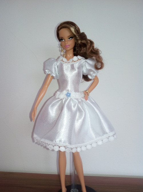 Bílé šaty pro Barbie — foto 1
