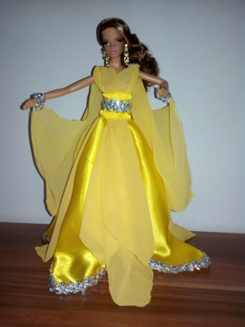 Žluté antické šaty pro Barbie — foto 1