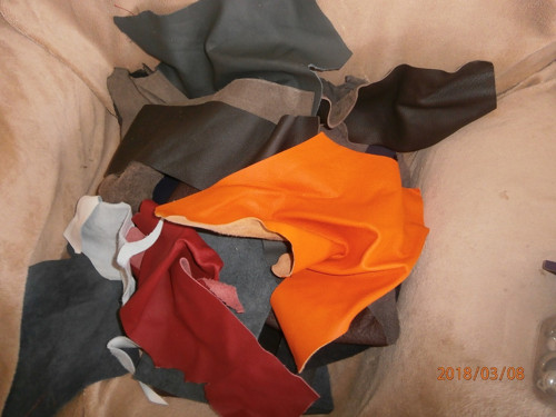ODŘEZKY KŮŽÍ — foto 1