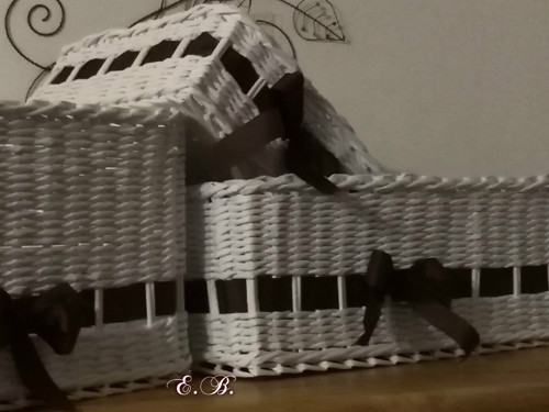 Bílé košíčky s hnědou stuhou — foto 1