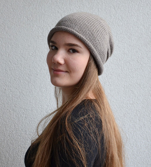 Převislá čepička s rolováním, sv. hnědá, Merino