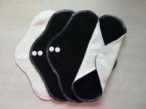 Intimní vložka - 22 cm - Černá