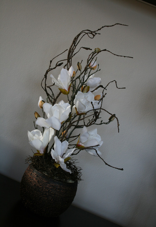 Bronzová koule s magnoliemi — foto 1