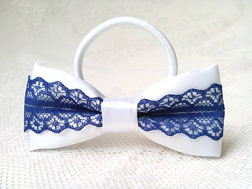 Folklore hair bow (white/dark blue)