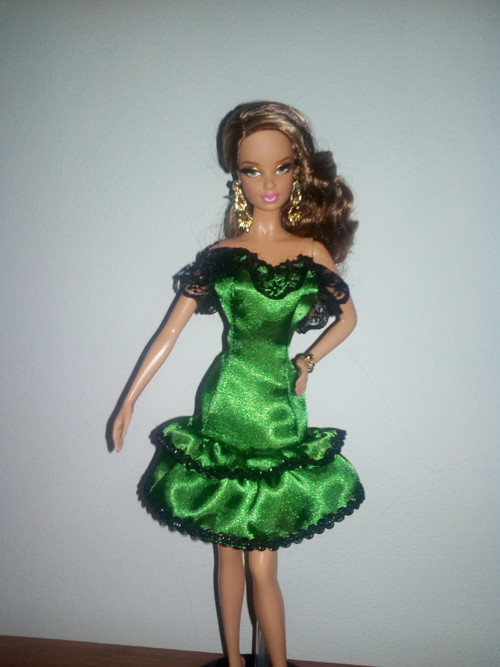 Krátké zelené šaty pro Barbie — foto 1