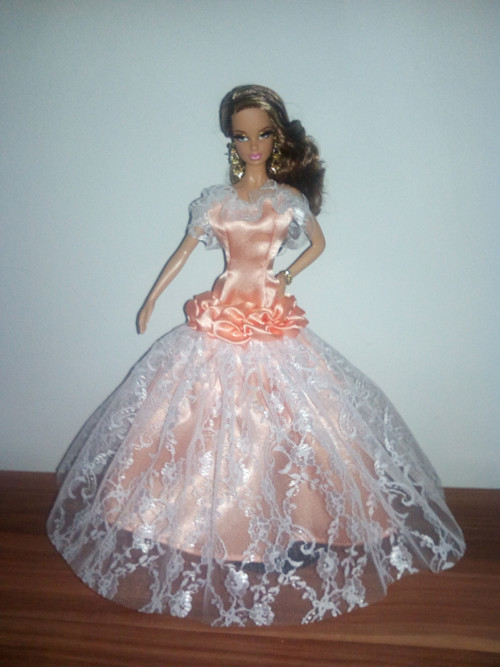 Krajkové šaty pro Barbie — foto 1