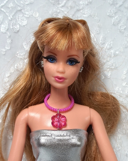 Náhrdelník pro Barbie s kytičkou — foto 1