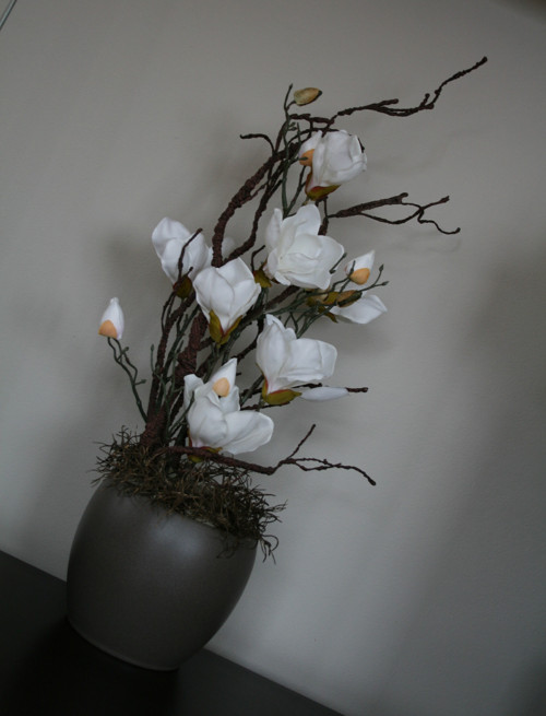 Hnědá koule s magnoliemi — foto 1