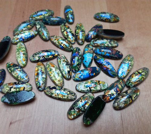 Kabošon skleněný ovál, ručně mačkaný, 20x7