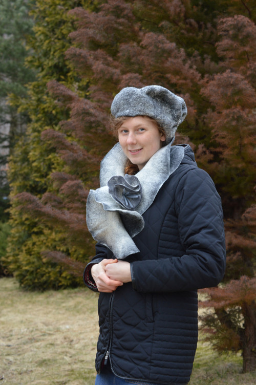 Plstěný baret a volánková šála Stříbro