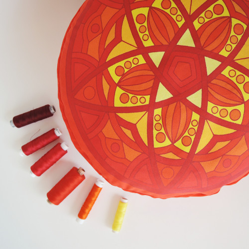 Červená geometrická mandala - meditační polštářek