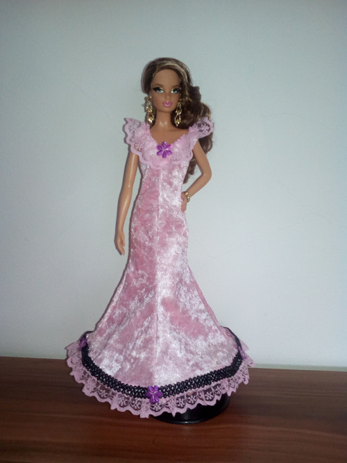 Růžové šaty pro Barbie — foto 1
