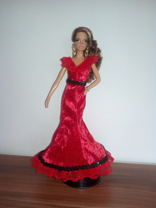 Červené šaty pro Barbie — foto 1