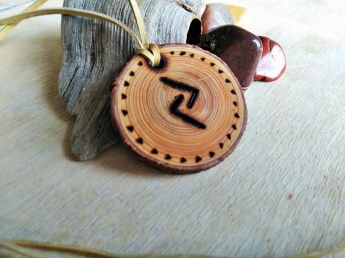 Runový amulet dřevěný - Jera — foto 1