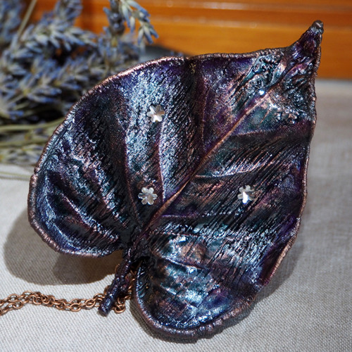 Přívěsek - list, měď, patina, krystaly swarovski