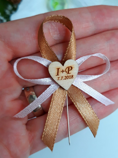 Hnědá s Bílou a monogramy — foto 1