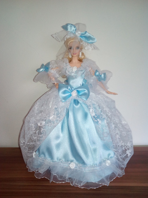 Modré šaty pro kontesu Barbie — foto 1