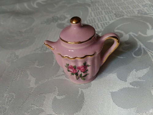 Miniaturní růžový porcelán