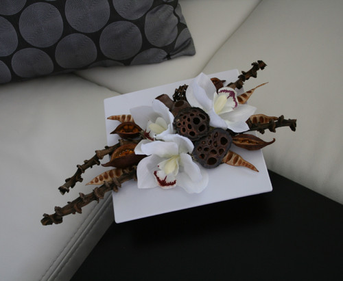 Tácek s orchidejemi v přírodním — foto 1