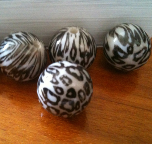 Plastové kuličky leopard/ 18mm/ bílá/ 2ks — foto 1