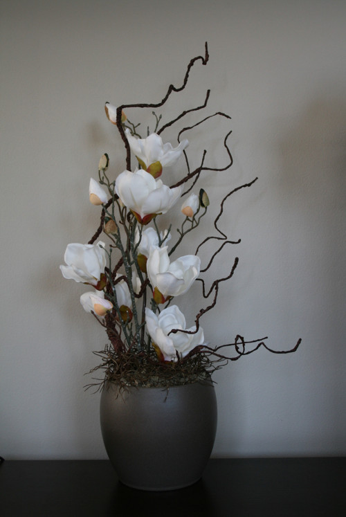 Hnědá koule s magnoliemi — foto 1