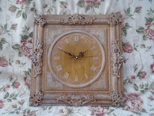 Drevorezba hodiny s ornamentom