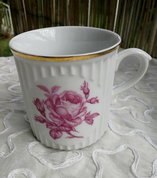 Porcelánový hrnek s dekorem růží