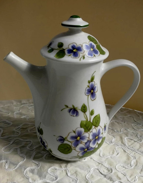 Porcelánová konvička s maceškami