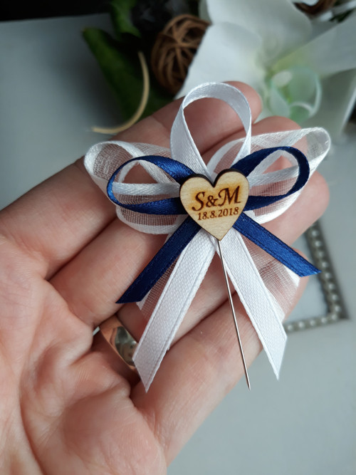 Modrá s bílou a monogramy