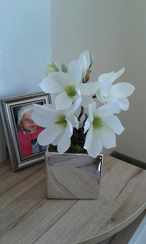 Moderní aranžmá s magnolií — foto 1