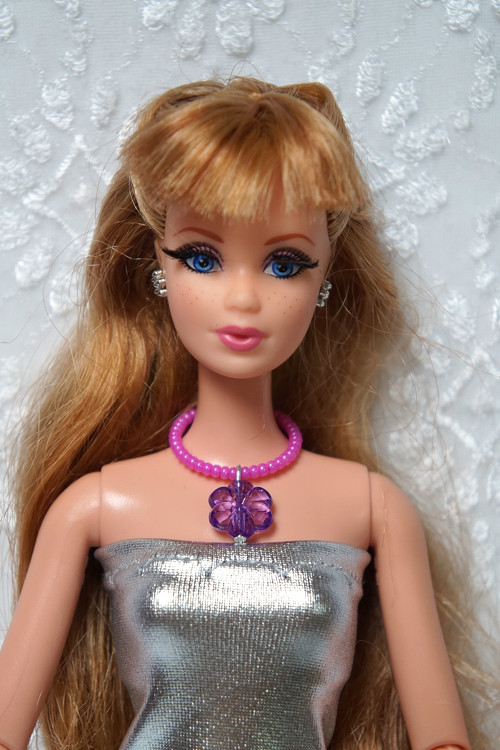 Náhrdelník pro Barbie s kytičkou — foto 1