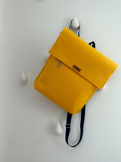 Yellow backpack — foto 1