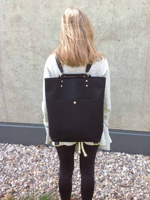 Black backpack — foto 1