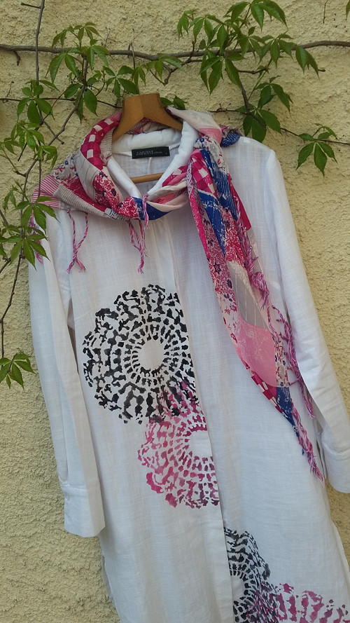 Bílý kaftan s mandalou a šátečkem — foto 1