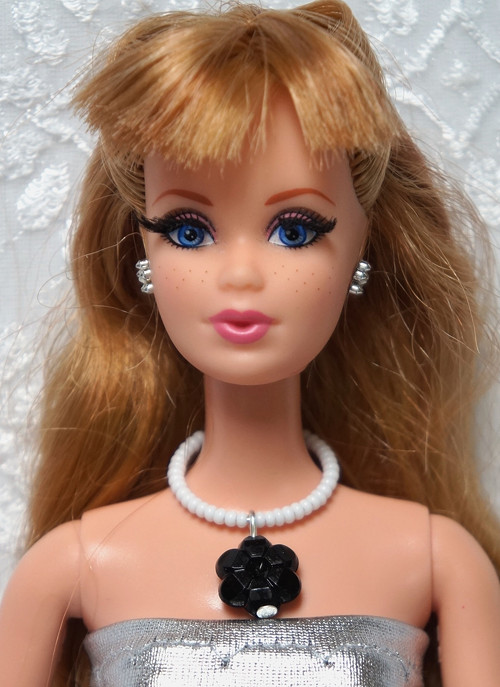 Náhrdelník pro Barbie s kytičkou — foto 1