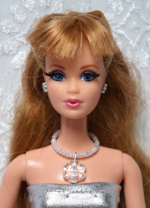 Náhrdelník pro Barbie s kytičkou — foto 1