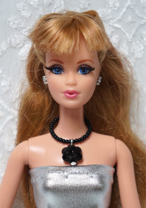 Náhrdelník pro Barbie s kytičkou — foto 1