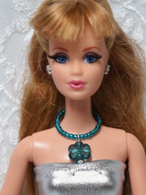 Náhrdelník pro Barbie s kytičkou — foto 1