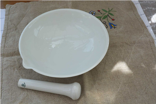 Porcelánová miska (hmoždíř) s tloukem