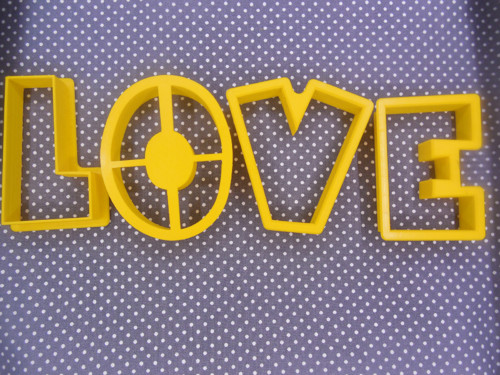 Vykrajovátko: nápis "LOVE"