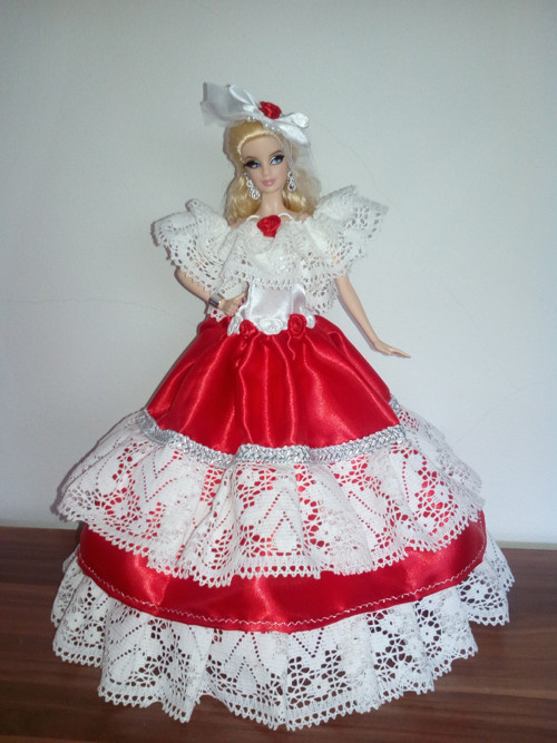 Výprodej -Červenobílé šaty pro Barbie — foto 1