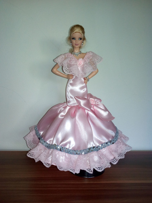 Růžové šaty pro Barbie — foto 1