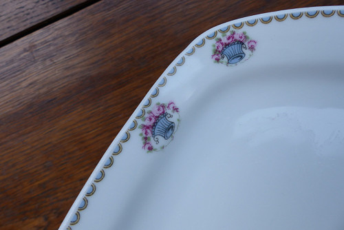 V košíku růží... porcelánový tácek
