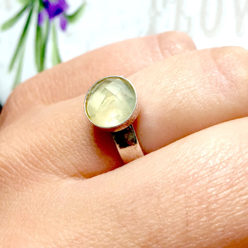 Stříbrný elegantní prsten s fazet. prehnitem ag925
