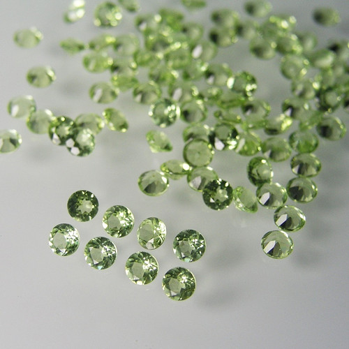Olivín, Pakistán, 2,5x2,5x1,6 mm, 1 kus.