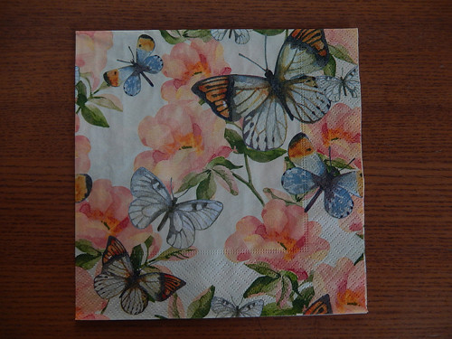 Ubrousek na decoupage - motýli v záplavě květů