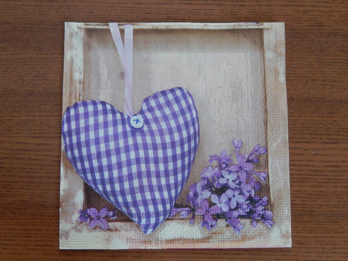 Ubrousek na decoupage - fialové srdíčko s fialkou