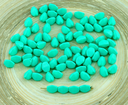 Trojhranné korálky z českého skla, neprůhledné,