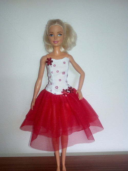 Červené krátké šaty pro Barbie — foto 1